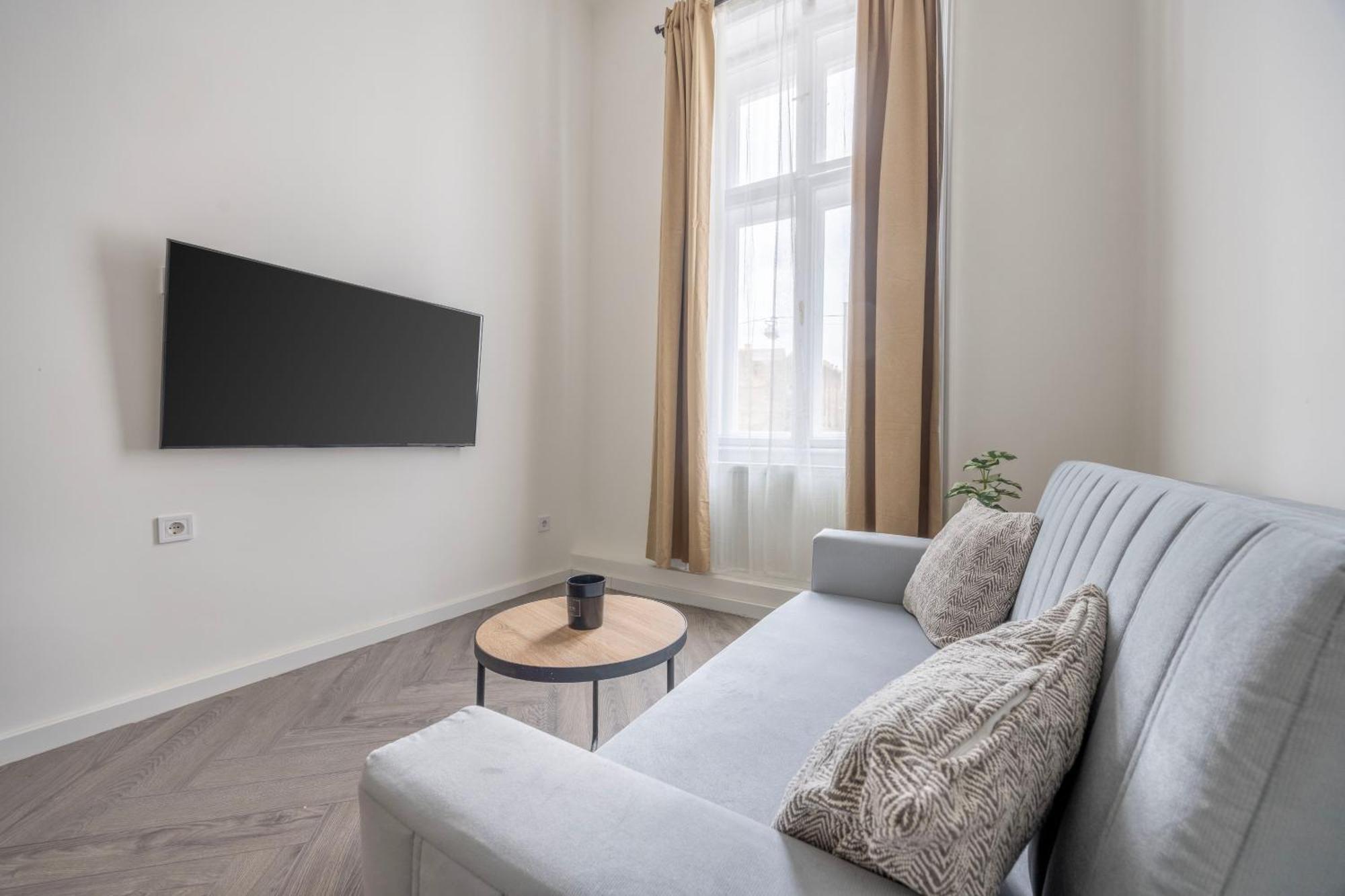 Apartment Cozy Downtown 2bedrm W' Peacefull Neighborhood *